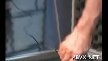 চালান সরু মহিলা তার বিশাল মাই নিয়ে খেলছে