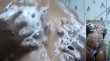 চালান সিন্ডি ব্ল্যাকস্লেভ - সামান্য squirt সঙ্গে ঝরনা মধ্যে হস্তমৈথুন