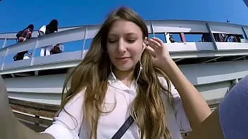 Reproduzir Talia mint brinca em público com brinquedo de controle remoto ao telefone com ventilador