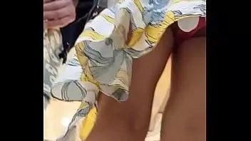 Riproduci 2 sorelle vietnamite upskirt nel centro commerciale