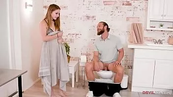 Reproduzir Stepbro, que porra você está fazendo no meu banheiro? - laney cinza
