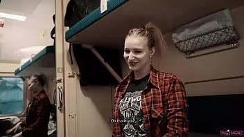 Riproduci La ragazza compagno di viaggio ha sedotto il ragazzo sul treno e gli ha fatto un pompino e ha ingoiato lo sperma!