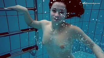 تشغيل كبير الثدي teenie ليزا بوبارك السباحة عارية في حوض السباحة