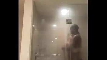 تشغيل Druffbandit والفراولة يستحمان