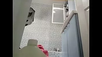 Reproduzir Espiando minha vagabunda milf ucraniana lavando sua doce buceta