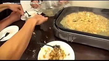 Oynat Japon kadın kusmuğunu arkadaşlarıyla yemek pişirmek ve yemek yemek için paylaştı.