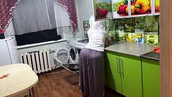 Afspelen Stiefmoeder staat in de keuken en wil anale seks voor haar volwassen en grote kont