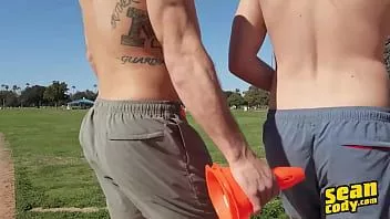 Odtwórz (brysen) rozpruwa (rowan) ciasny dupek stojąc lub siedząc, aż spryskuje swoją spermę na szufladzie - sean cody