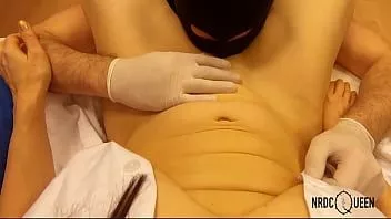 Afspelen Verpleegster gevingerd met latex handschoenen en gelikt tot een orgasme pov