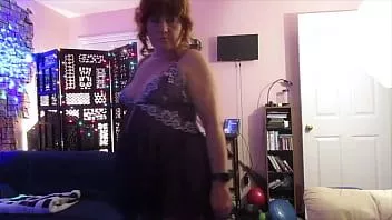 Afspelen Hotwife steffi paars teddy poesje dans (alt versie)