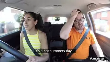 Jouer Petite chatte de chauffeur de voiture aux seins baisée par son instructeur