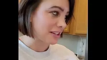 Reproduzir Babe peituda com seios grandes