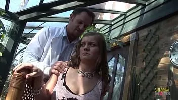 play Essayer de voler la formule se termine avec la milf brune aux seins naturels chevauchant passionnément en cowgirl inversée