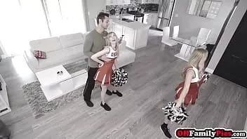 play Zwei geile blonde Teenie-Cheerleaderinnen Mackenzie Moss und das geile Babe Nikki Peach übten am großen harten Schwanz ihres Stiefbruders