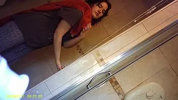 Reproducir Espiando a mi compañero de cuarto en la ducha extra 3