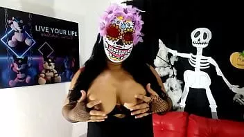 Putar La catrina terangsang bercinta dengan vaginanya yang basah dengan dildo sampai dia mengalami orgasme menyemprotkan. (muncrat multi-orgasme)