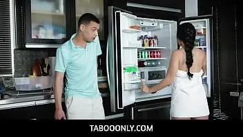 Reproduzir Tabooonly - milf exótica tendo uma segunda rodada com seu enteado na cozinha, kourtney kai, myles long
