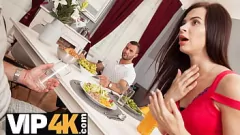 Redare Skinny Euro Babe experimentează cu penisul prietenului în timp ce soțul urmărește în pov