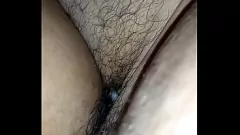 Abspielen Der gut bestückte Hengst gibt der jungen Nymphomanin in einer intensiven Doggystyle-Session die volle Ladung Schwanz