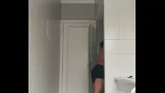播放 业余辣妹在浴室剃了他的肉