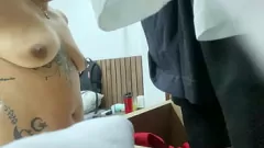 Reproduzir Espiando através da lente: empregada amadora tatuada em lingerie
