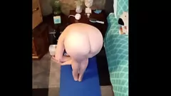 Jouer Naughty Morning Yoga: gros seins et cul parfait avec Vee