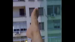 play Le voisin nu fou clignote les pieds et le cul à la fenêtre dans Risky Voyeur Rencontre