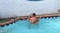 play Latina Milf, havuzda bir oral seks için komşuyu baştan çıkarır