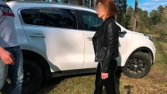 Abspielen Waldfick: Petite Redhead Teen bekommt Cumshot auf dem Arsch in Leder -Leggings