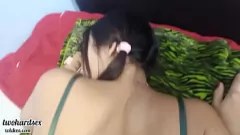 Abspielen Cumshot Dreier mit zierlich europäischer Teenager -Pornostar und ihrem großen Arsch