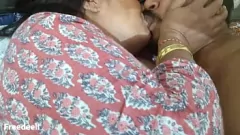 Reproducir Mi primera vez: Indian Bhabhi me inicia en el sexo hardcore