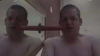 Putar Mark wright biseksual mencintai ayam lebih dari yang Anda tahu saat dia mengendarai dildo merah ini tetapi berharap itu adalah ayam sungguhan