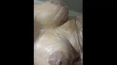 Afspelen Latina vriendin betrapt mij terwijl ik masturbeer in de badkamer en neemt het over