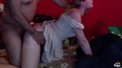 再生 卑劣な継父が眠っている無邪気なブロンドのティーンエイジャーを捕まえて、後背位で彼女のきついマンコをファックしてめちゃくちゃなザーメン中出しする