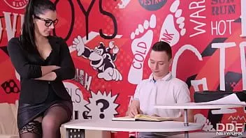 Jouer Valentina nappi - savoureuse tutrice italienne valentina nappi donne à son élève un quiz pop dans sa bouche