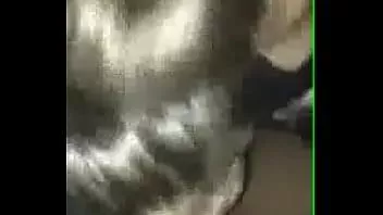 Reproduzir Menina do colégio chupando cara da faculdade no carro