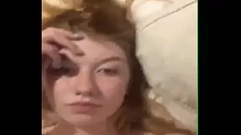 चलाएँ ऊब किशोरी दिखा रहा है उसके स्तन पर ameporn
