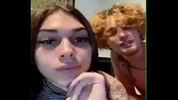 Reproduzir Gata gostosa mostrando seus lindos peitos em um ameporn