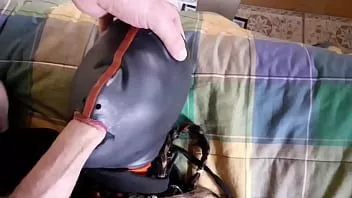 Reproduzir Hogtied na cama com roupas sensuais, com os olhos vendados, tive que chupar um pau gordo e rudemente fodido