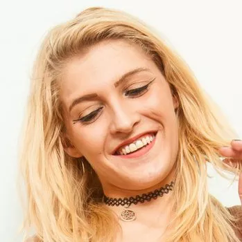 Pornostar Rhiannon Ryder